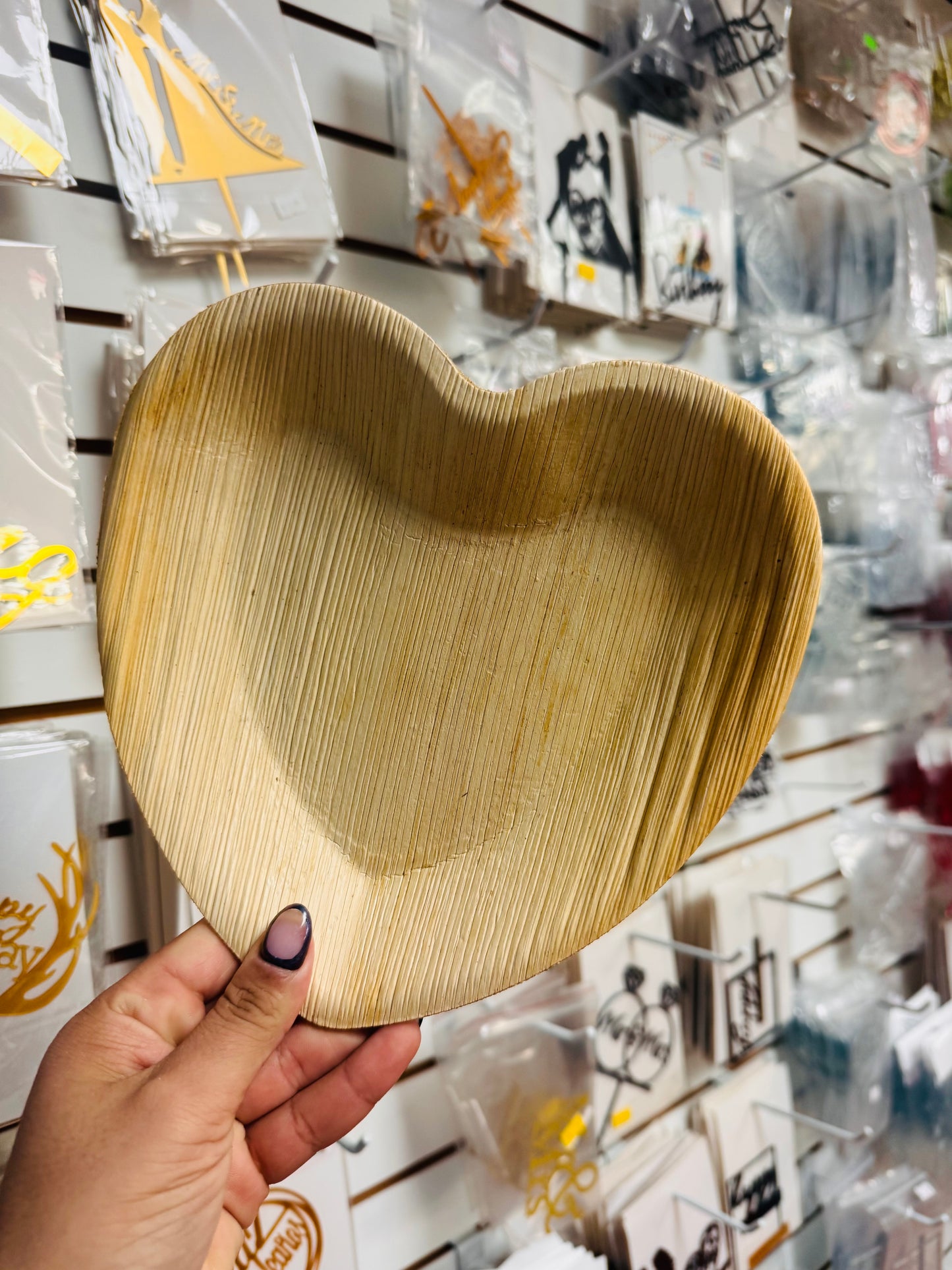 Plato corazón 8” hoja de palma bambú